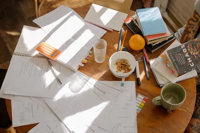 Une table avec des livres